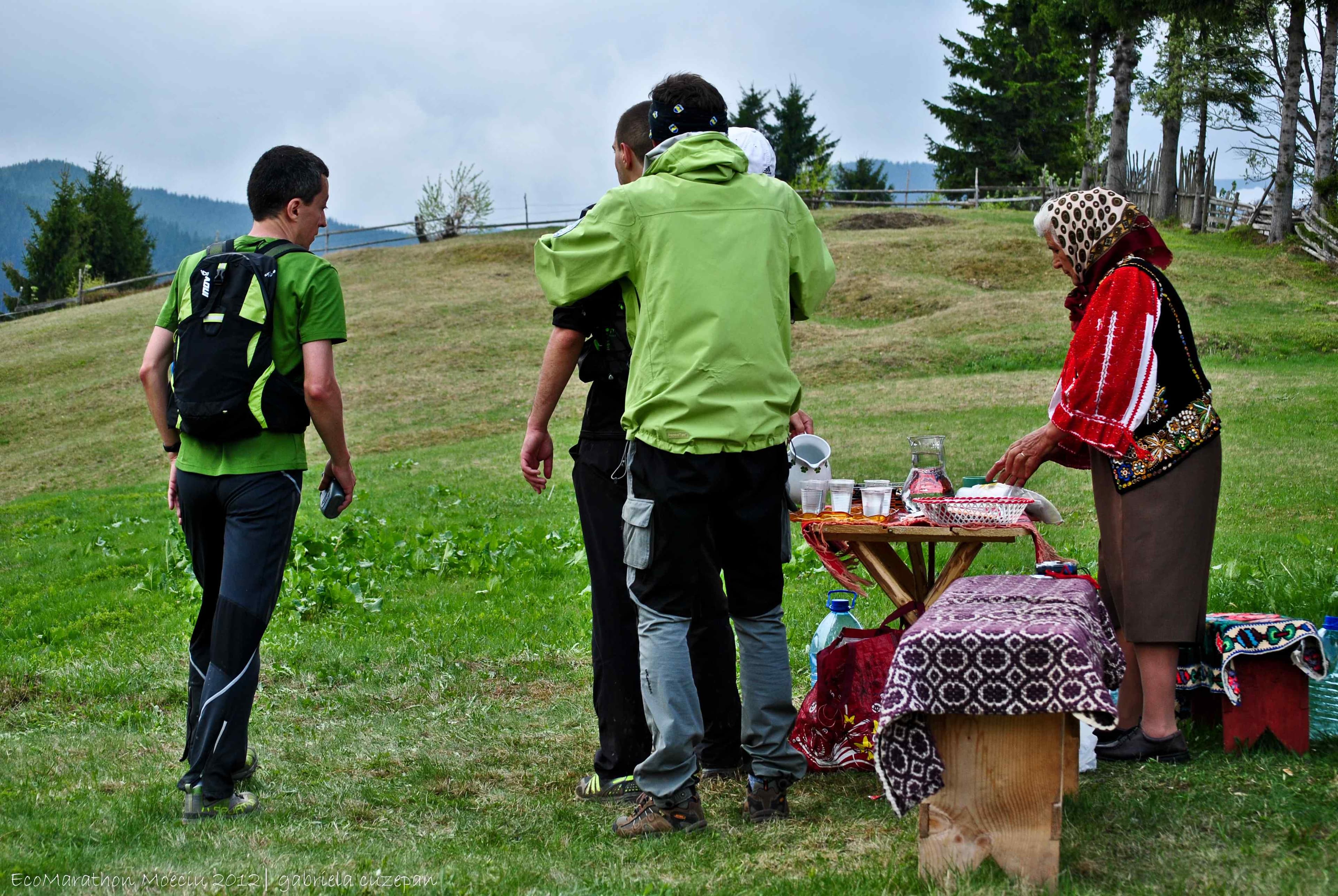 A local host serving runners on the course