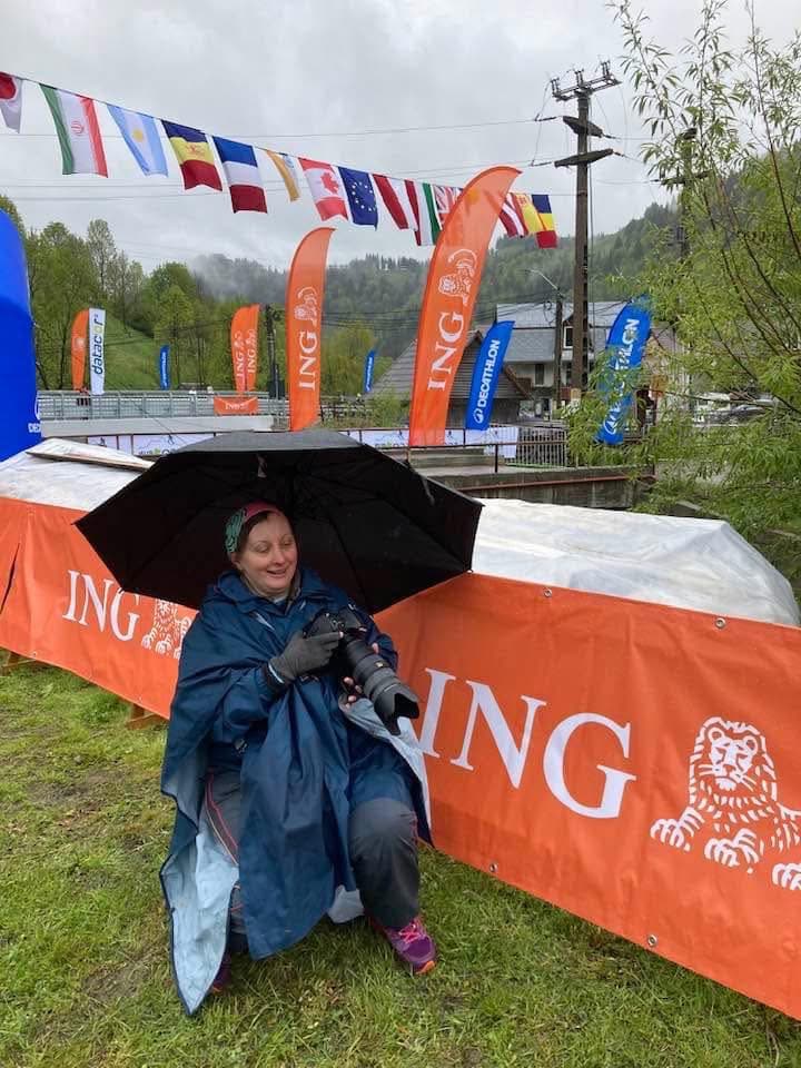 Official photographer Antonia in the rain at the finish