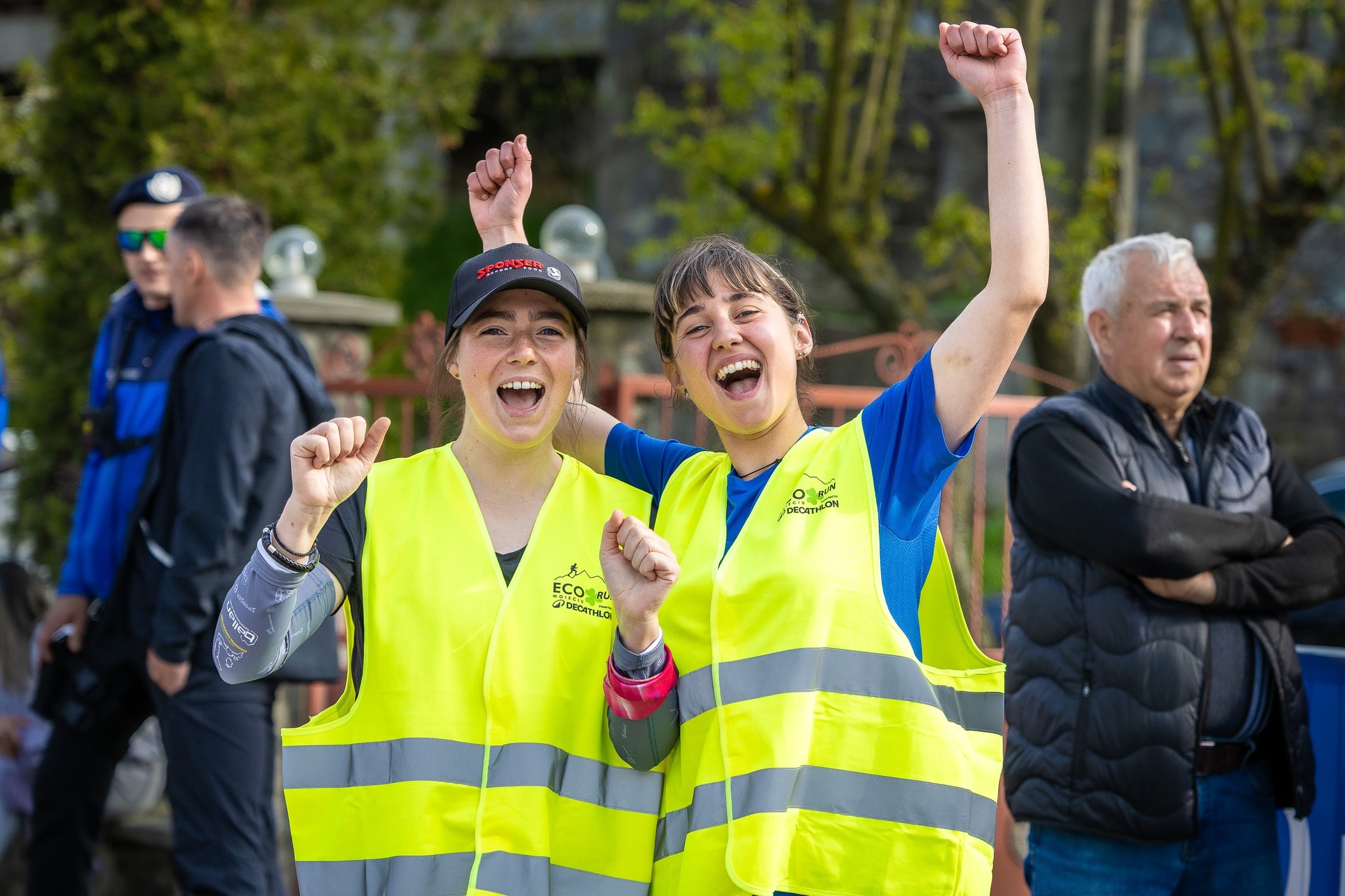 EcoRun volunteers cheering at the start
